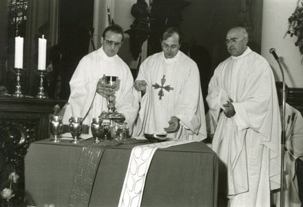 Eerste eucharistieviering in de Sint-Ludgeruskerk. Links zie je oud-onderpastoor Raf Vermeulen.